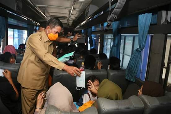 Walikota Serang Bagi-bagi Masker di Terminal Pakupatan