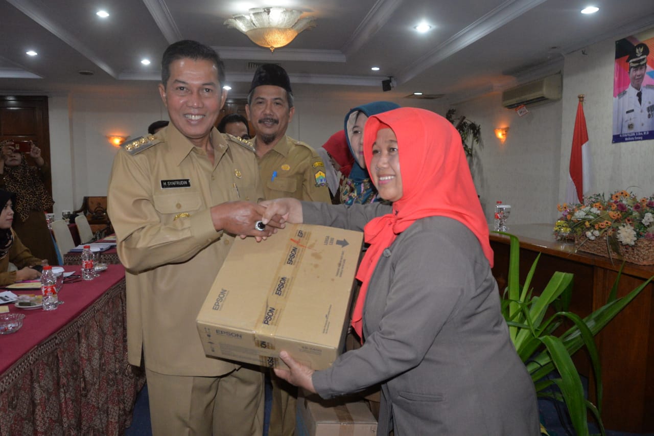 Walikota Syafrudin Bantu Laptop Untuk Penyuluh KB