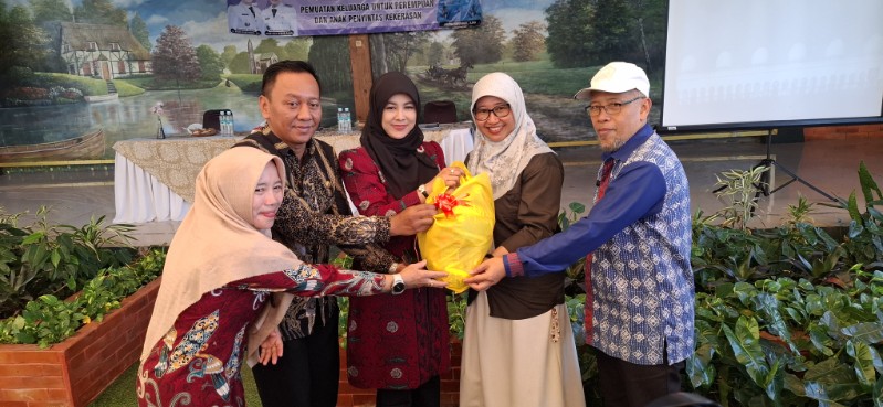 Rangkaian Hari Ibu 2025, Ketua TP PKK Kota Serang Arfina Rustandi Rangkul Penyintas Kekerasan agar Kembali Bangkit