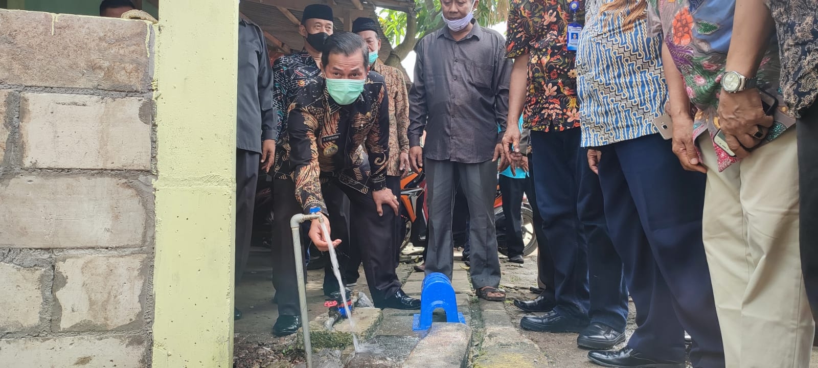 Warga Terima Sambungan Air PDAM Gratis