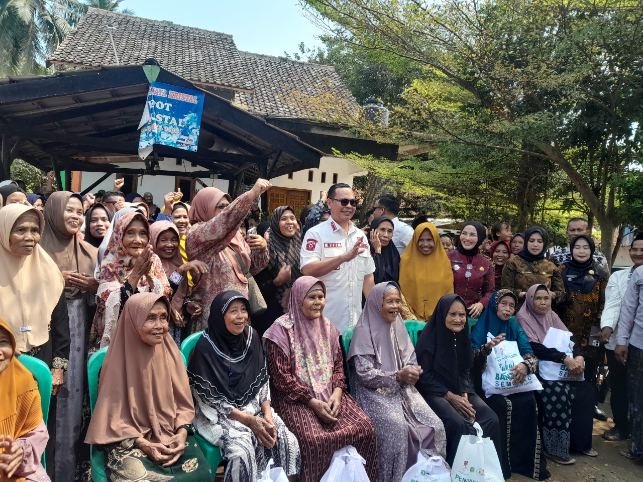 Sinergi Pemprov Banten dan Pemkot Serang, Wali Kota Budi Rustandi Salurkan Bantuan Sosial di Kecamatan Curug
