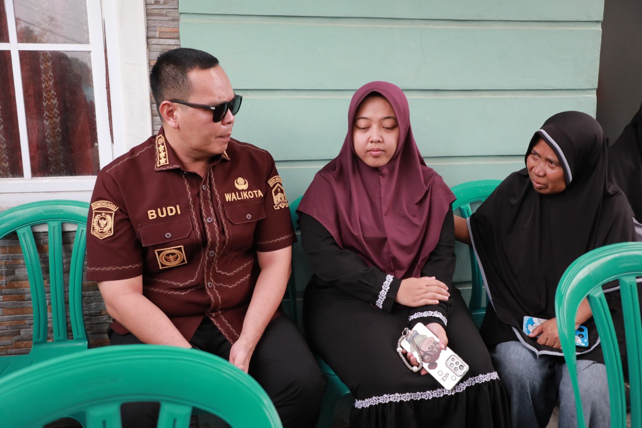 Wujud Kepedulian Pemerintah Daerah, Wali Kota Serang Takziah ke Keluarga Jurnalis yang Hilang di Selat Sunda
