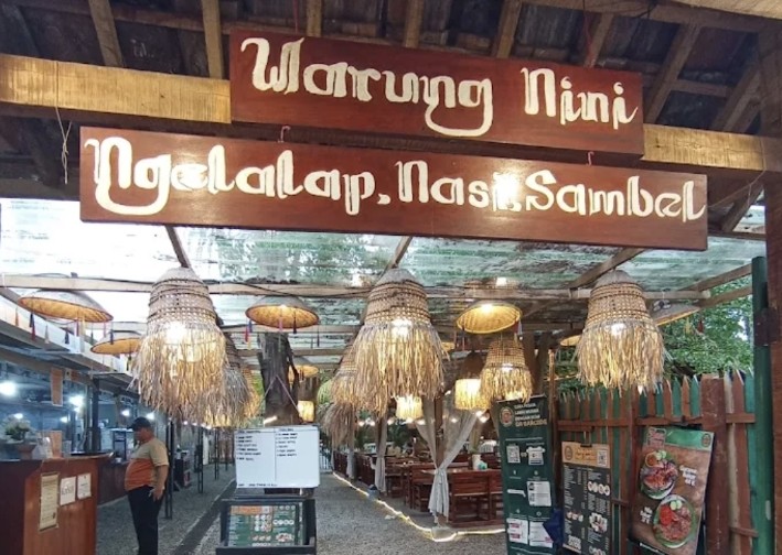 Warung Nini Serang: Sajian Nasi Sambel Khas Rumahan di Tengah Kota dengan Suasana Asri