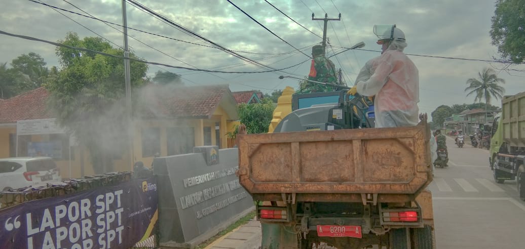 Sosialisasi Pysical Distancing disertai Penyemprotan di Kec.Taktakan