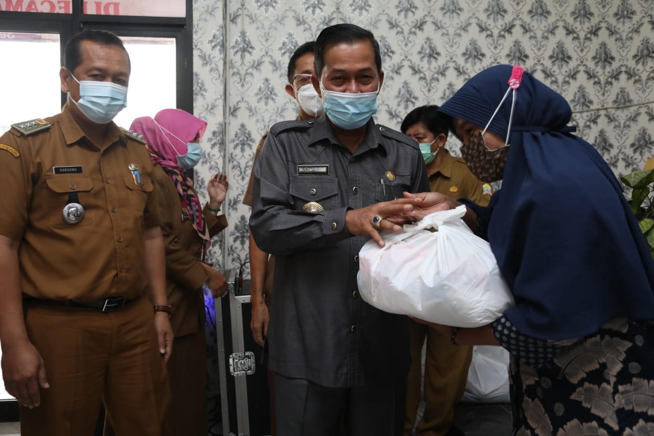 Walikota Bagikan Paket Sembako Gratis