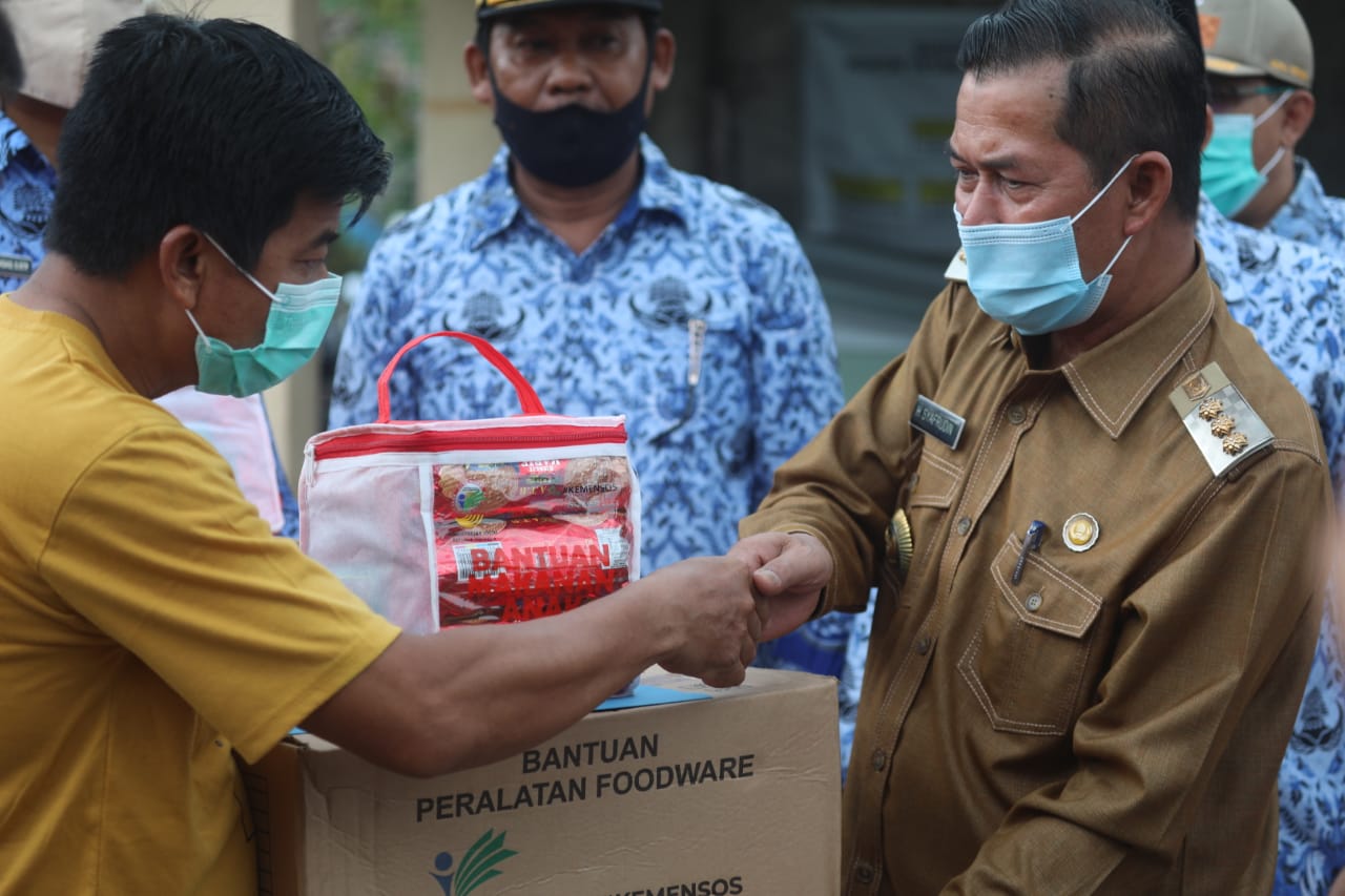Walikota Mengunjungi Korban Rumah Kebakaran di Kelurahan Unyur.