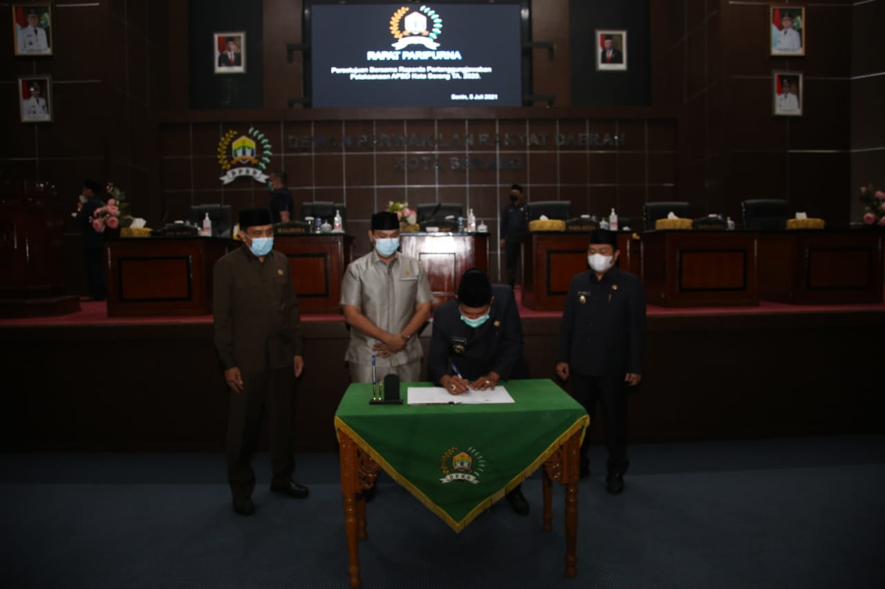 Tanda tangan persetujuan pertanggungjawaban pelaksanaan APDB Kota Serang TA. 2020