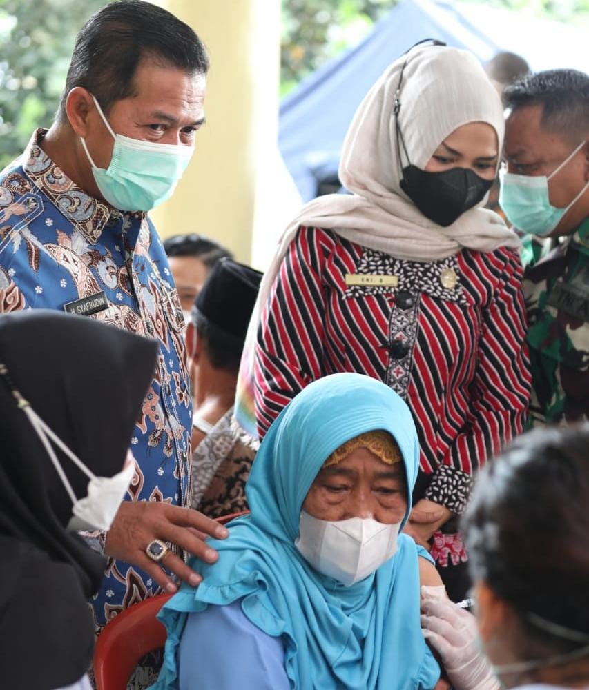 Tinjau Vaksinasi Lansia di Curug, Syafrudin Harap Akhir Maret Selesai