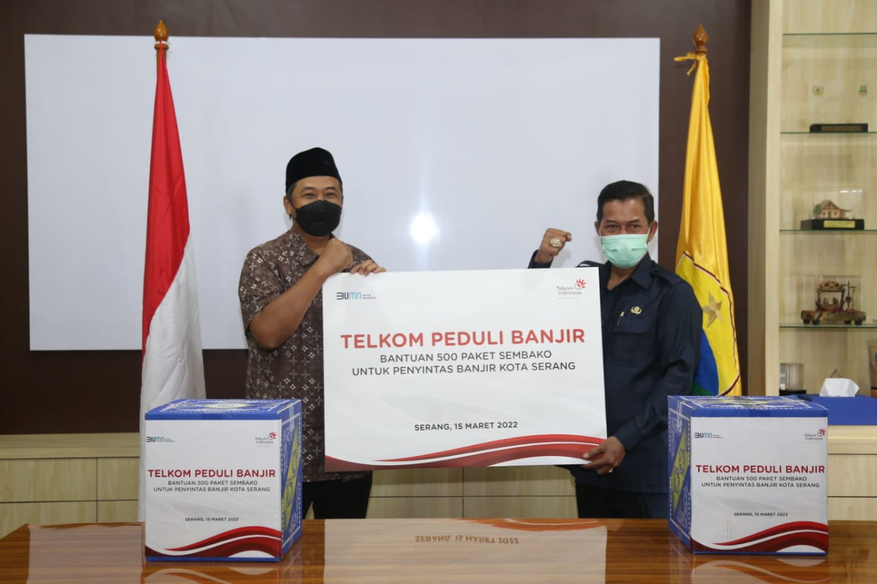 Telkom Indonesia Berikan 500 Paket Sembako Untuk Warga Kota Serang yang Terdampak Banjir