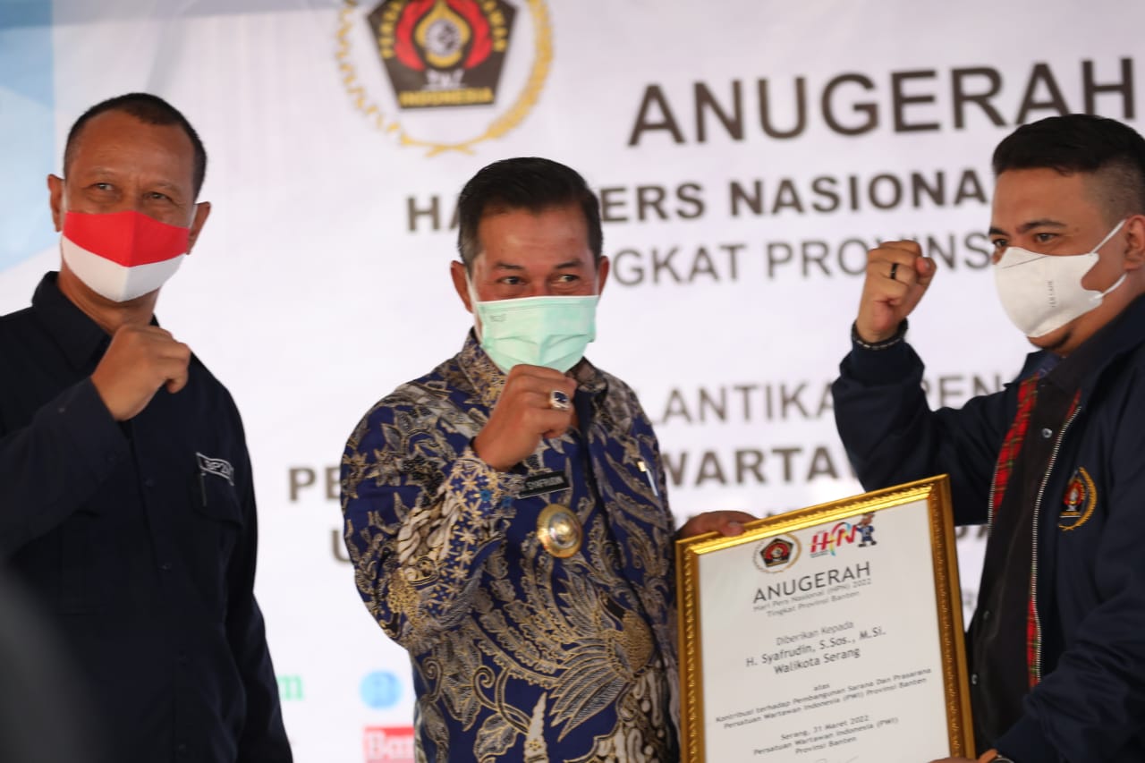 PWI Berikan Piagam Pengharagaan Kepada Walikota Serang Syafrudin
